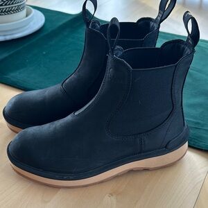 EUC (Barely worn) SOREL 100% Waterproof Chelsea Boots